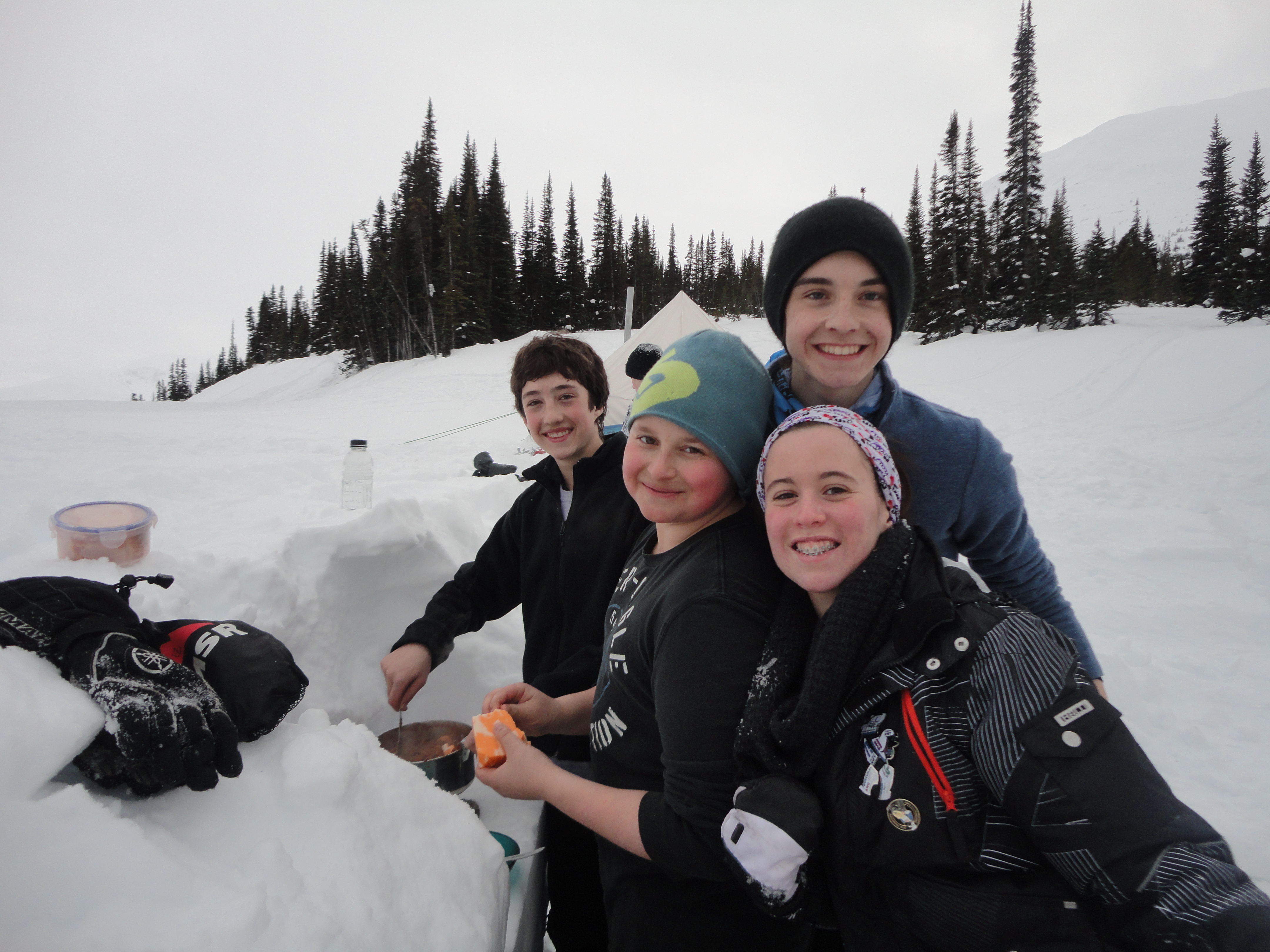 Enfants dans la neige au Yukon